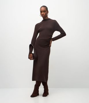 Vestido Midi em Tricô com Puxadinho Lateral Marrom