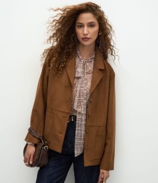 Blazer Estruturado em Suede com Bolsos Aplicados Marrom