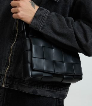 Bolsa Shoulder Bag Transversal em PU com Textura Tressê Preto