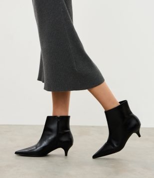 Bota Cano Curto em PU com Salto Kitten Heel Preto