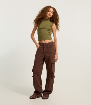 Calça Reta em Jeans com Bolso Cargo Marrom