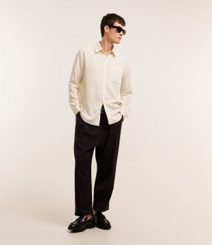 Calça Wide em Viscose Alfaiatada com Pregas Preto