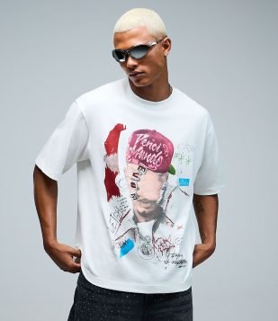 Camiseta Boxy em Algodão com Estampa Veigh e Medalhão Branco
