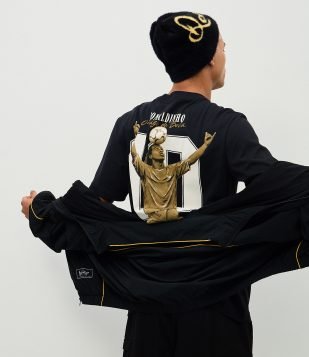 Camiseta Comfort com Estampa Ronaldinho O Mago da Bola Preto