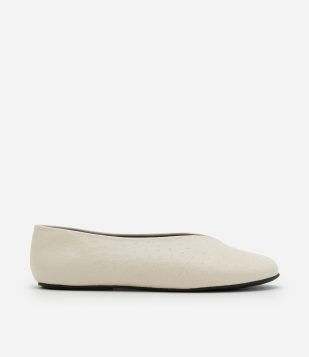 Sapatilha Texturizada com Bico Redondo Off White