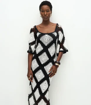 Vestido Midi de Tricô com Mangas Amplas em Efeito Crochê Branco e Preto