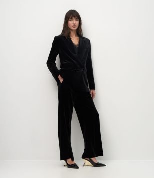 Blazer em Veludo com Decote Transpassado Preto