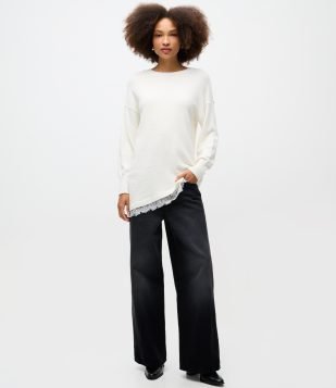 Blusa Oversized em Tricô com Decote Canoa e Barra Assimétrica Rendada Branco