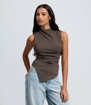 Blusa em Bengaline com Golinha e Barra Assimétrica Marrom