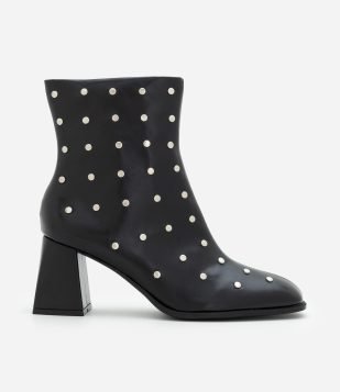Bota em PU com Bico Quadrado e Aplicação de Studs Preto