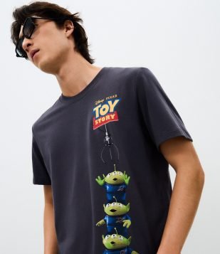 Camiseta Comfort em Algodão com Estampa Toy Story Alien Preto Chumbo