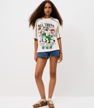 Camiseta com Cava Deslocada e Estampa Toy Story Off White