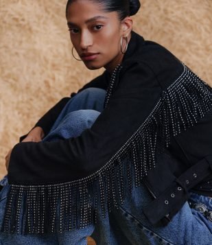 Jaqueta Curta em Suede com Franjas e Tachinhas Preto