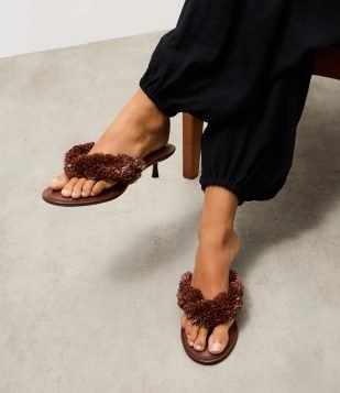 Sandália Mule em PU com Enfeite de Franjas Volumosas Marrom