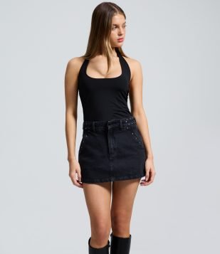 Short Saia em Jeans com Cintura Alta Tachas e Recorte Preto