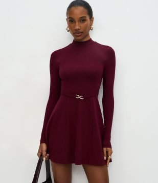 Vestido Curto Manga Longa em Ponto Roma com Cinto Vermelho