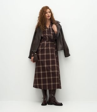 Vestido Longo com Decote Transpassado e Estampa Xadrez Marrom
