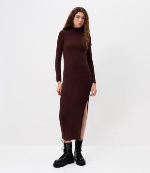 Vestido Manga Longa Texturizado com Gola Alta Marrom