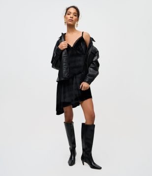 Vestido de Alcinha em Veludo com Decote Rendado e Barra Assimétrica Preto