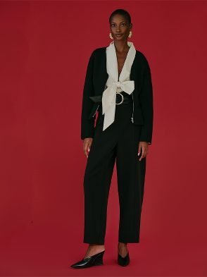 Office siren traz looks ultrafemininos para o trabalho