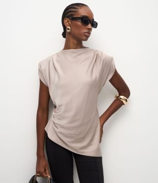 Blusa Acetinada com Ombreiras e Barra Assimétrica Cinza