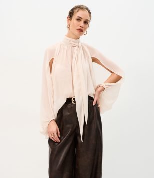 Blusa Ampla em Chiffon com Gola Laço e Recortes Vazados Rosa