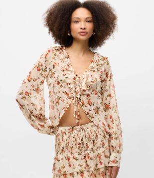 Blusa Bata em Chiffon com Babados no Decote e Estampa Floral Bege