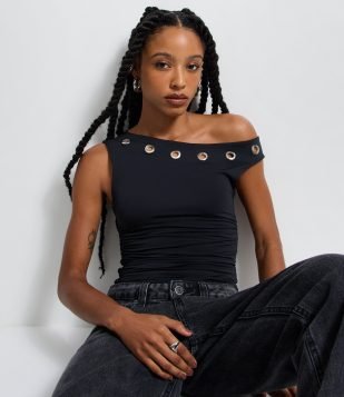 Blusa Ombro a Ombro com Ilhós Metálicos Preto