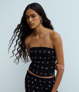 Blusa Tomara que Caia com Aplicação de Ilhós Metálicos Preto