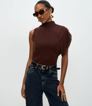 Blusa com Um Ombro Só e Gola Alta Marrom