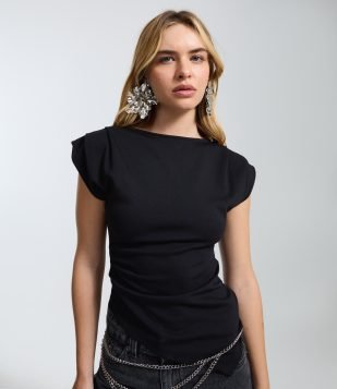 Blusa em Ponto Roma com Efeito Drapeado nos Ombros e Barra Assimétrica Preto