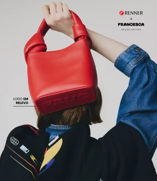 Bolsa Pequena em Couro com Alça de Mão e Detalhe de Nó Vermelho