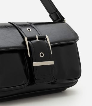 Bolsa Shoulder Média em PU com Tampa e Bolsos Frontais Preto