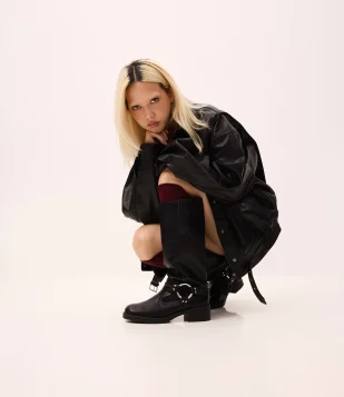 Bota Biker Boot em PU com Detalhe em Metal na Lateral Preto