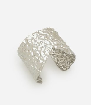 Bracelete Assimétrico em Metal com Acabamento Martelado Prata