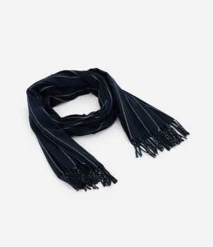Cachecol em Flanela Texturizada com Franjas Azul Escuro