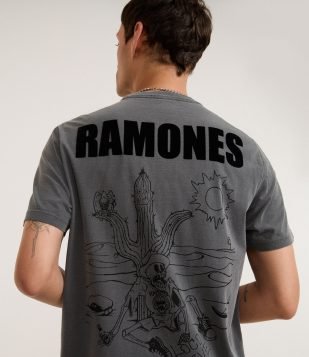 Camiseta Comfort em Algodão com Estampa Ramones Preto