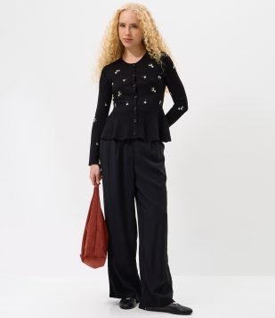 Casaco Peplum em Tricô com Bordado Floral Liberty Preto