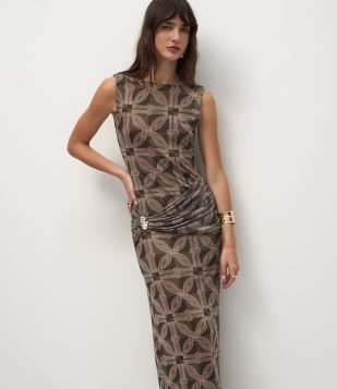 Vestido Longo em Tule com Drapeado Lateral e Aviamento Marrom
