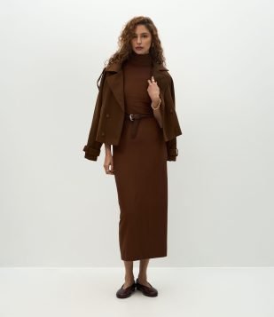 Vestido Midi Ajustado com Gola Alta e Fenda Traseira Marrom