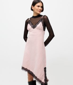 Vestido Slip com Barra Assimétrica e Detalhes em Renda Rosa