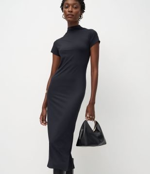 Vestido Tubinho Básico com Gola Alta e Fenda Traseira Preto