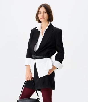 Blazer Cropped Estruturado e Alfaiatado com Cinto na Barra Preto