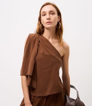 Blusa Ampla com Um Ombro Só Marrom