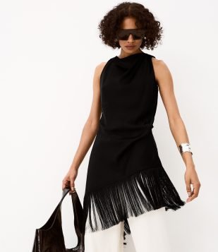 Blusa Com Decote Degagê e Barra Assimétrica com Franjas Preto