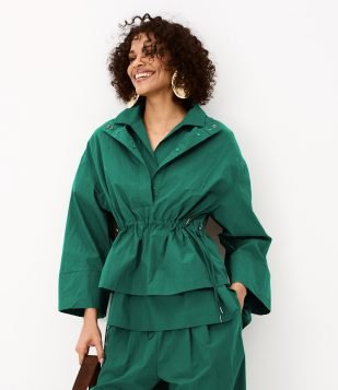 Blusa Parka com Gola Alta e Cintura Franzida Ajustável Verde