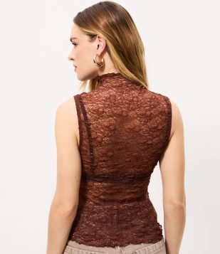 Blusa Texturizada em Renda com Gola Alta Marrom