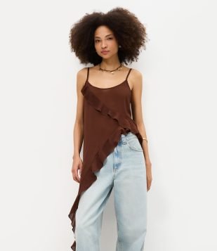 Blusa de Alcinha com Babados e Barra Assimétrica com Lateral Alongada Marrom