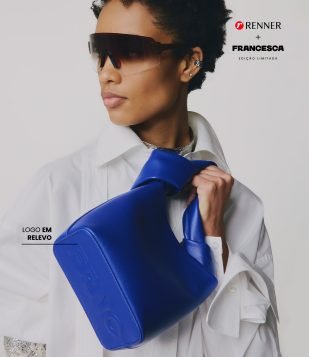 Bolsa Pequena em Couro com Alça de Mão e Detalhe de Nó Azul