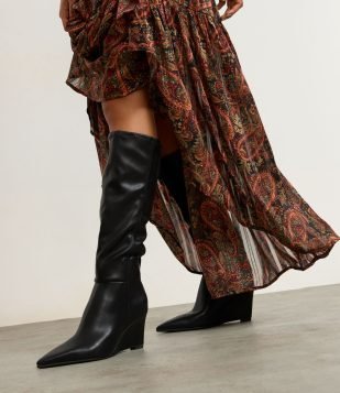 Bota Cano Longo em PU com Salto Anabela e Bico Fino Preto
